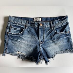 Free People cutoff Jean Shorts Light Wash Distressed Size 29 61855-1651